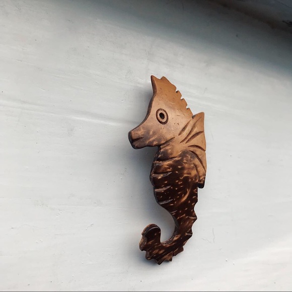 Vintage Wood Seahorse Brooch - Picture 2 of 4